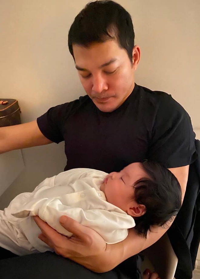 Vào tháng 3/2021, hình ảnh Trần Bảo Sơn bế con gái thứ 2 được chia sẻ trên khắp diễn đàn mạng