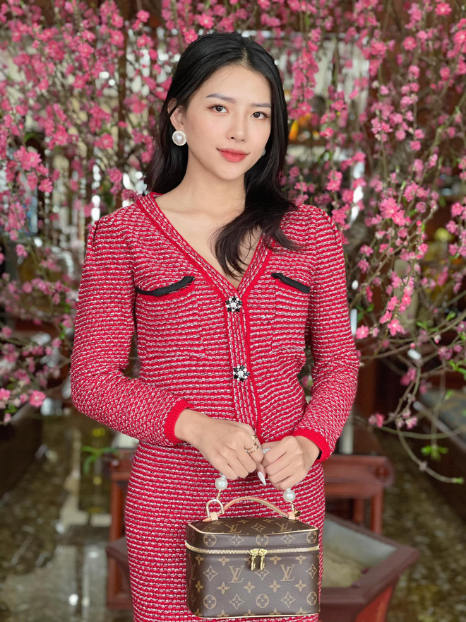 Bạn gái Phan Mạnh Quỳnh là tay chơi đồ hiệu, cô sở hữu nhiều chiếc túi đắt đỏ và luôn ăn diện rất sang trọng