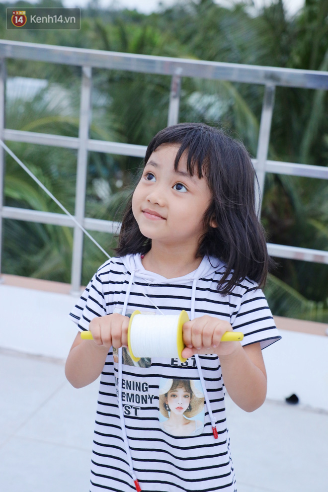 Nhiều người dân quanh vùng đến tham quan, xin lên sân thượng vui chơi, chụp ảnh đều được chú Năm nhiệt tình đón tiếp