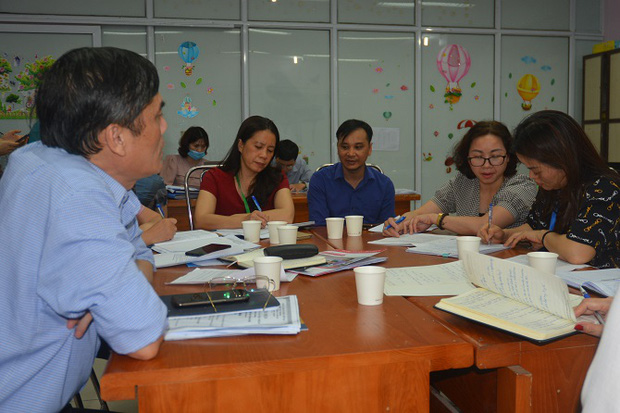 Chi cục An toàn vệ sinh thực phẩm Hà Nội phối hợp với cơ quan chức năng của quận Bắc Từ Liêm đã làm việc với các đơn vị liên quan chiều 15/4 (Ảnh: Sở Y tế Hà Nội)