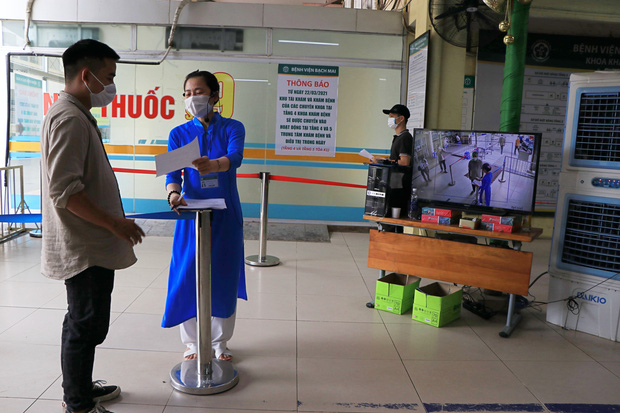 50 nhân viên hướng dẫn được bố trí nhiều nơi trong bệnh viên để giúp đỡ bệnh nhân