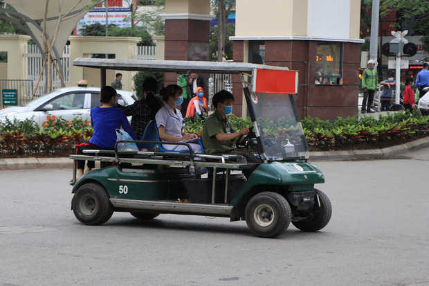 Bệnh viện bố trí xe điện đưa đón bệnh nhân và người nhà