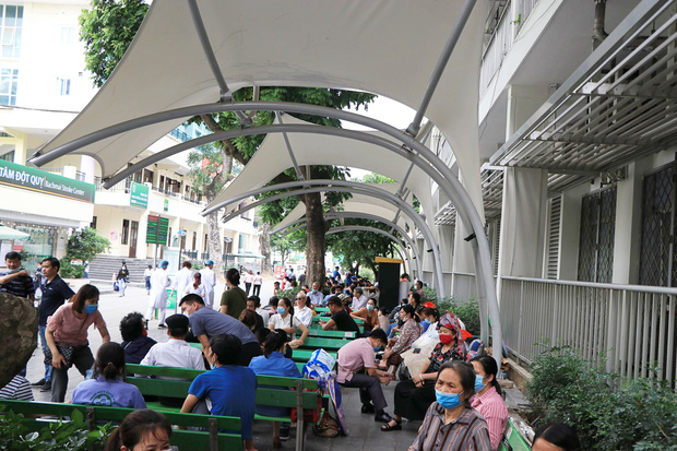 Bệnh viện lắp đặt nhiều ghế ngồi, mái che mưa nắng