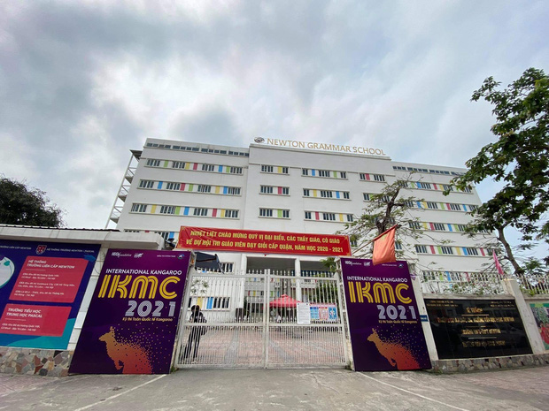 Trường Newton cùng nằm trong khuôn viên với trường Pascal, sử dụng chung cổng ra vào