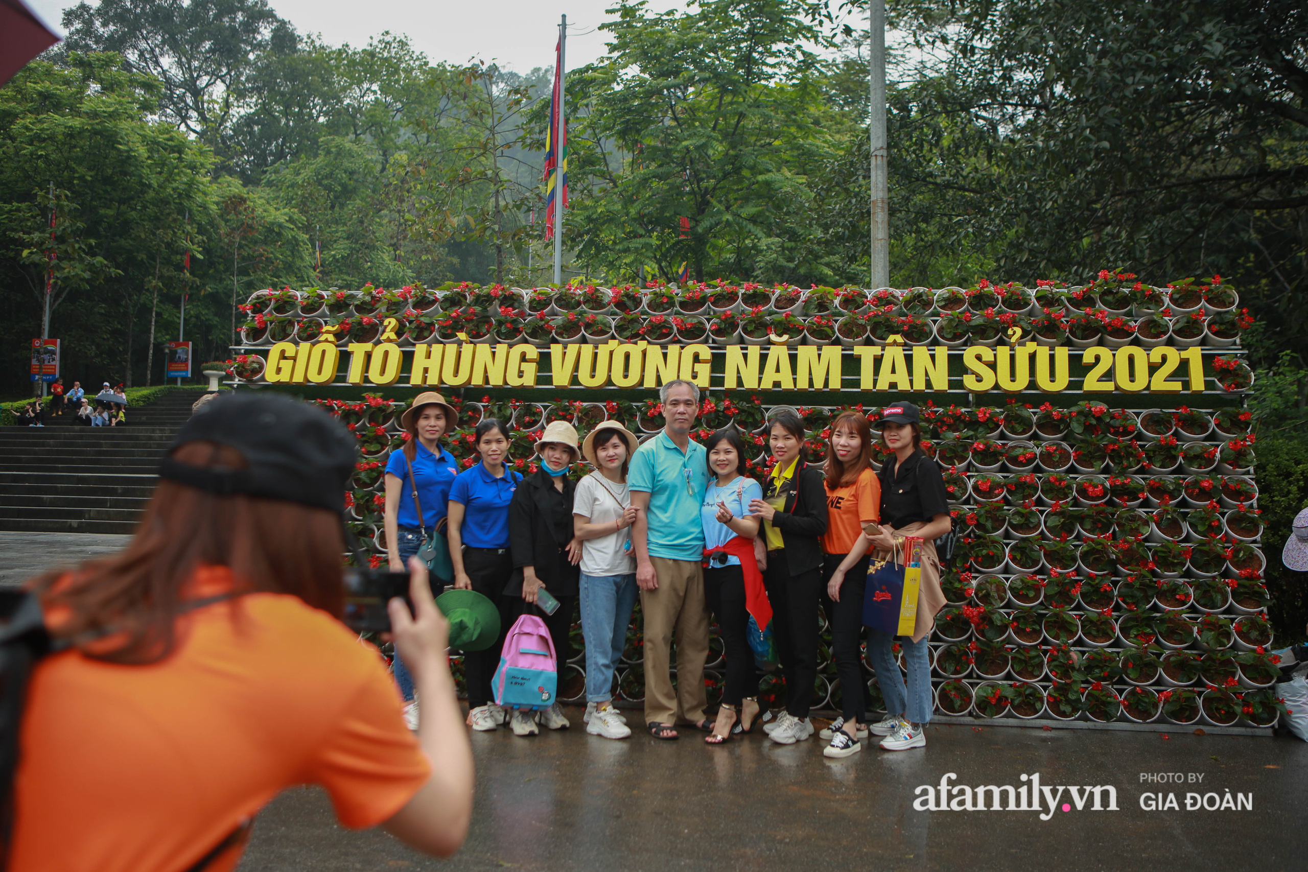 Ngày 17/4, dù trời đổ mưa lớn, người dân vẫn tấp nập về với đền Hùng (Phú Thọ) để hành hương.