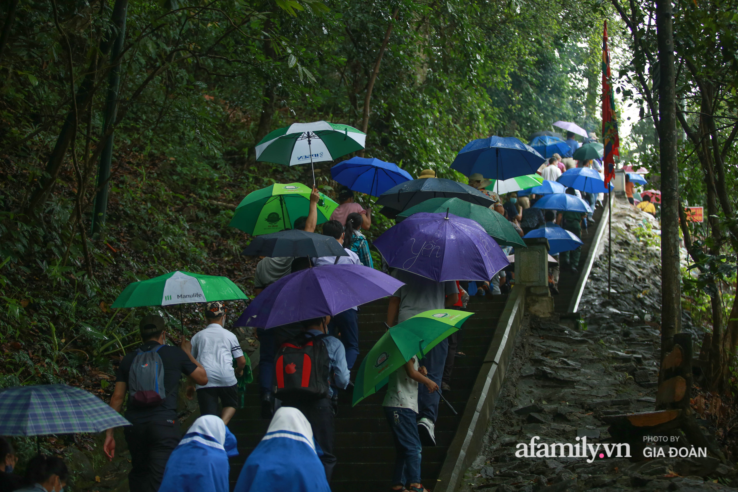 Tranh thủ dịp cuối tuần nên rất đông người dân không quản mưa gió về đền Hùng để cầu bình an, may mắn, mọi việc được thuận buồm xuôi gió.