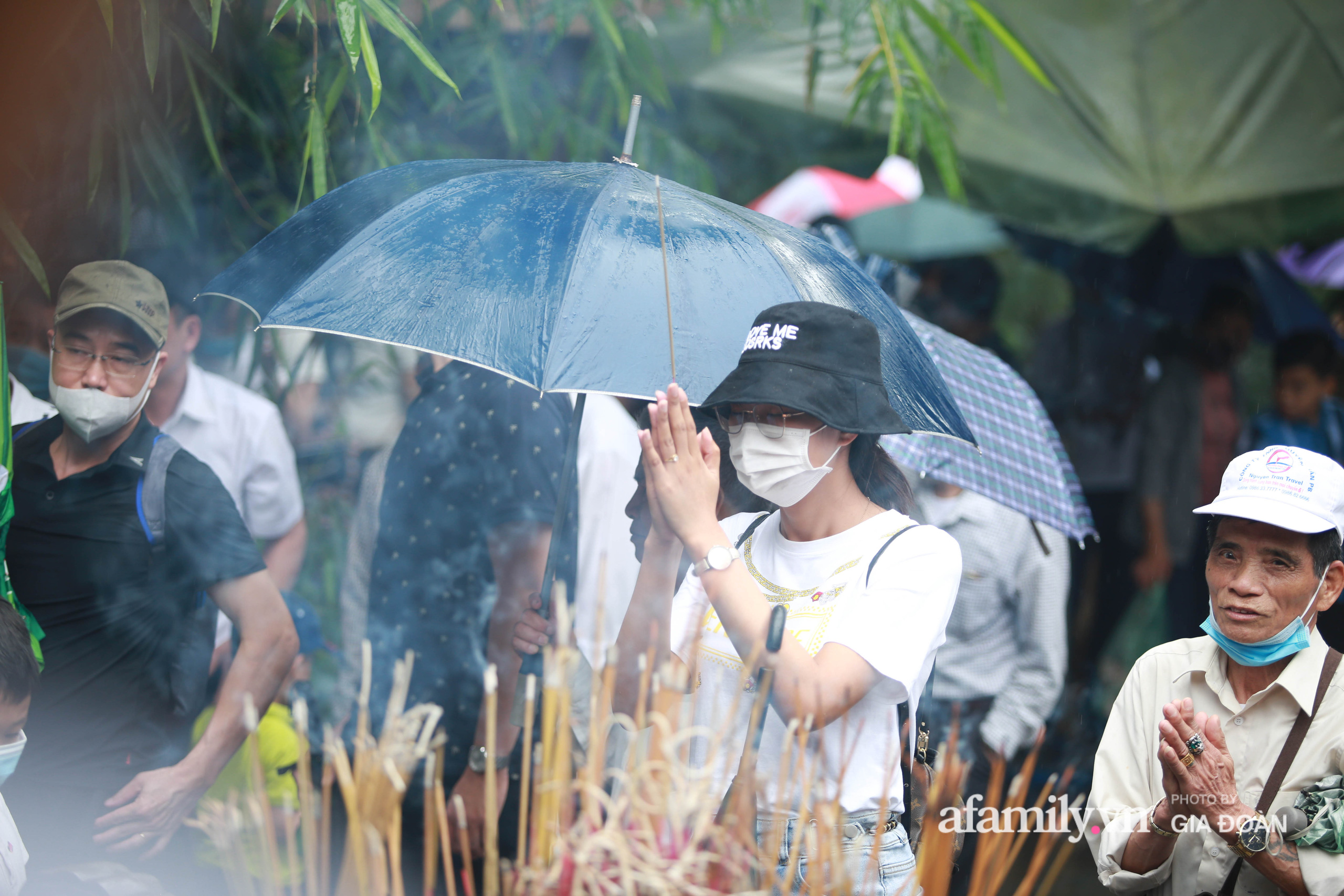 Nhiều người quan niệm mưa lớn sẽ mang lại nhiều lộc hơn.