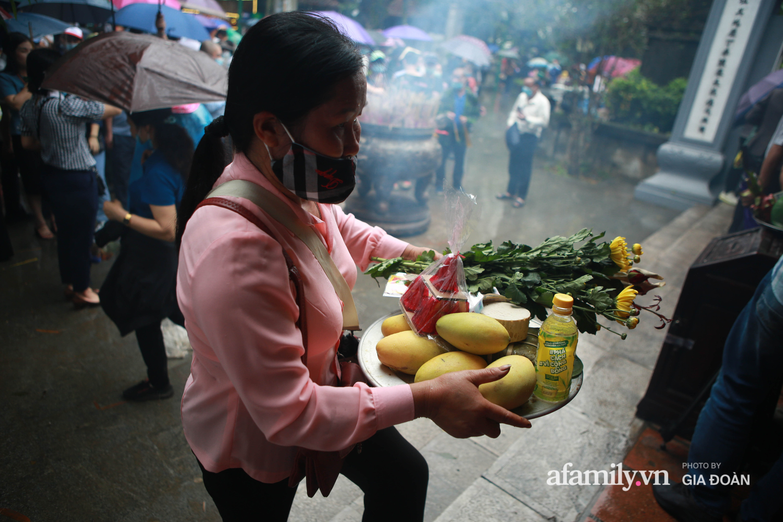 Đa phần người dân không cảm thấy khó khăn khi dâng hương trong thời tiết mưa gió.