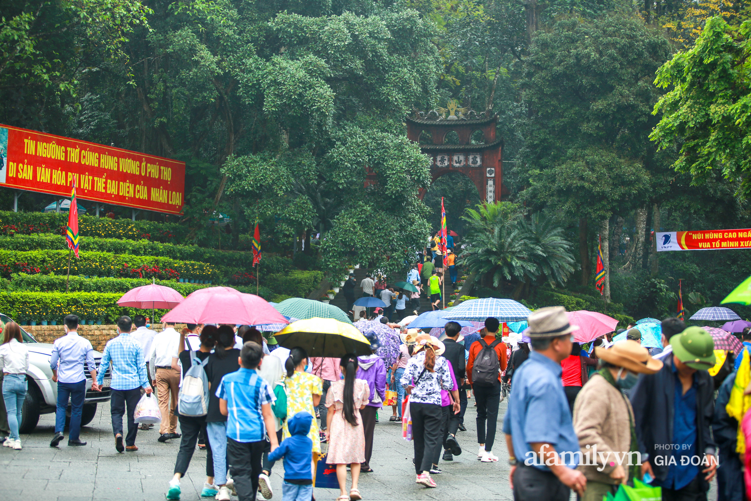 Được biết, vào sáng nay 17/4 (tức mùng 6/3 âm lịch), tại đền thờ Đức Quốc Tổ Lạc Long Quân và đền Mẫu Âu Cơ thuộc Khu Di tích lịch sử đền Hùng, thay mặt Đảng bộ, chính quyền, đồng bào, chiến sĩ cả nước và kiều bào ở nước ngoài, tỉnh Phú Thọ đã long trọng tổ chức lễ giỗ Đức Quốc Tổ Lạc Long Quân.