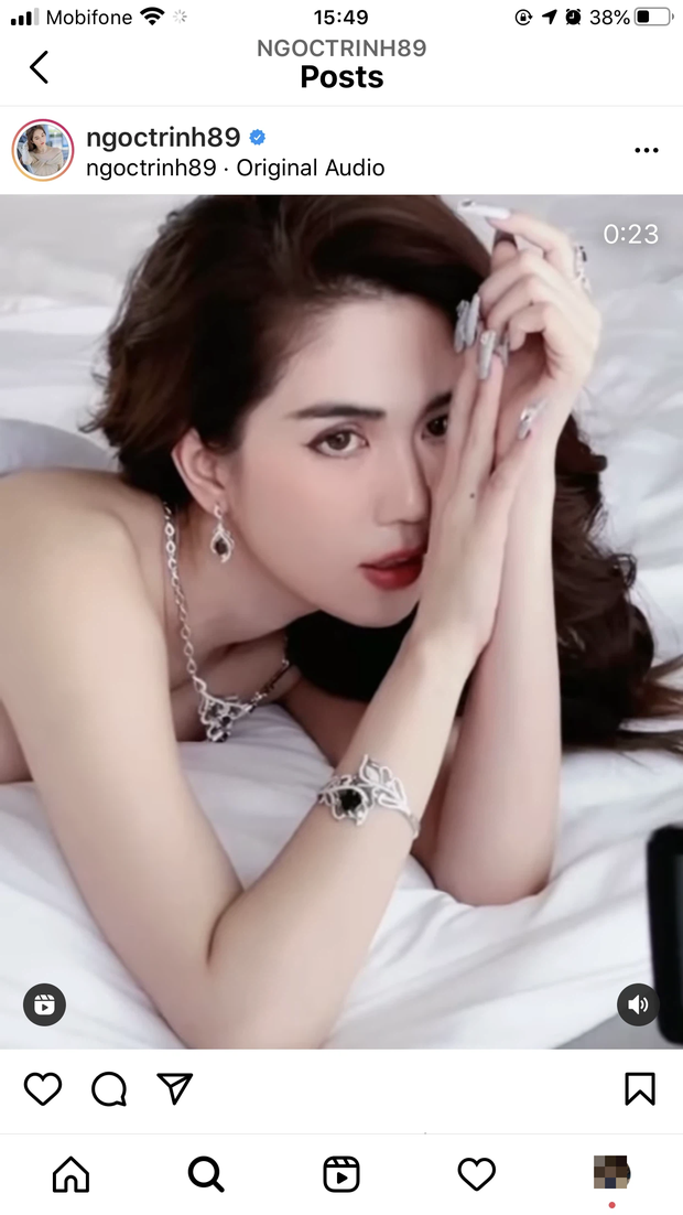 Ngọc Trinh xinh đẹp qua từng khung hình, cô khiến fan xuýt xoa vì ngưỡng mộ. Đồng thời dòng trạng thái của 