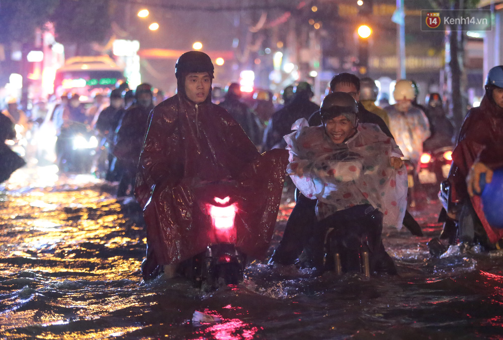 Nhiều người lo lắng vì sợ té ổ gà khi đường ngập nặng