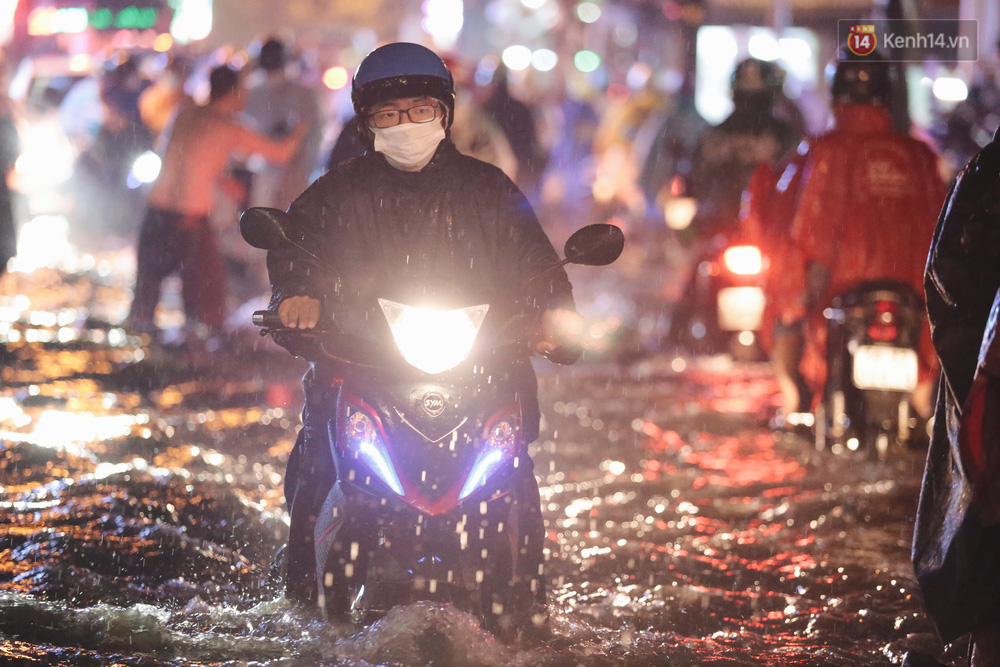 Ai cũng mệt mỏi vì đường ngập nặng, sợ xe chết máy