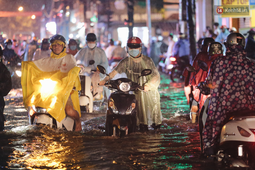 Xe chết máy hàng loạt trên đường ngập, phải đẩy bộ về nhà