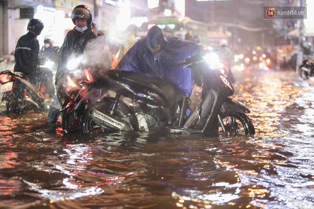Pô xe bị nước ngập tràn vào nên người đàn ông phải vặn ga hết cỡ