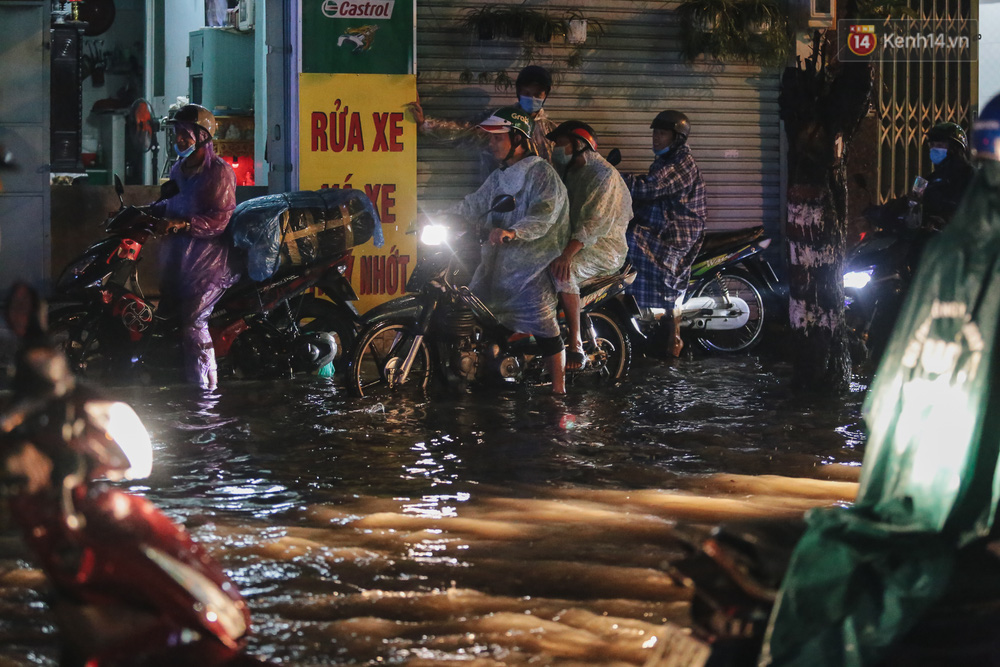 Một số người dừng lại bên vỉa hè chờ nước rút