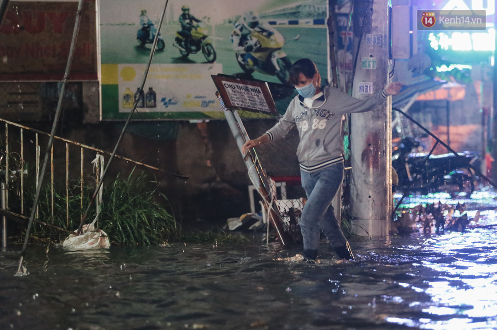 Người đi bộ cũng vất vả