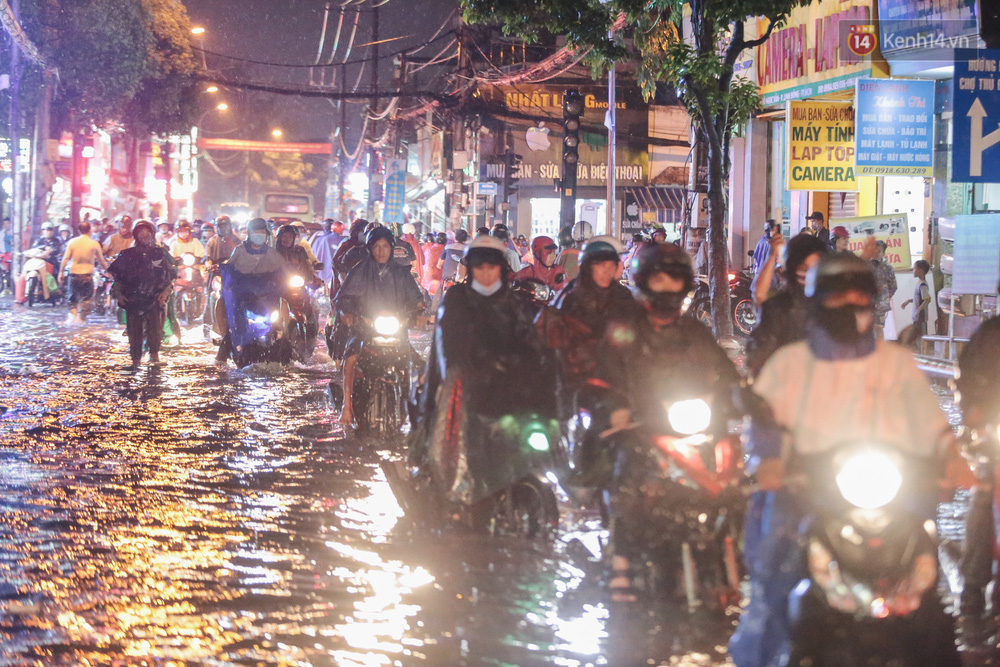 Tuyến đường Tô Ngọc Vân bị ngập nặng và nước chảy mạnh