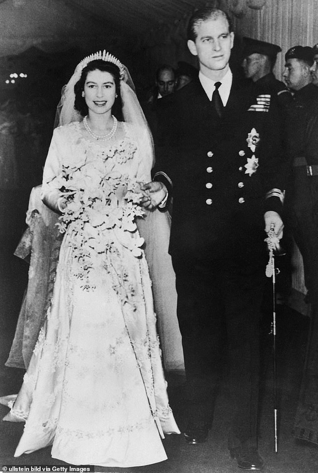 Đôi giày đen được Hoàng tế sử dụng trong hôn lễ cách đây hơn 73 năm