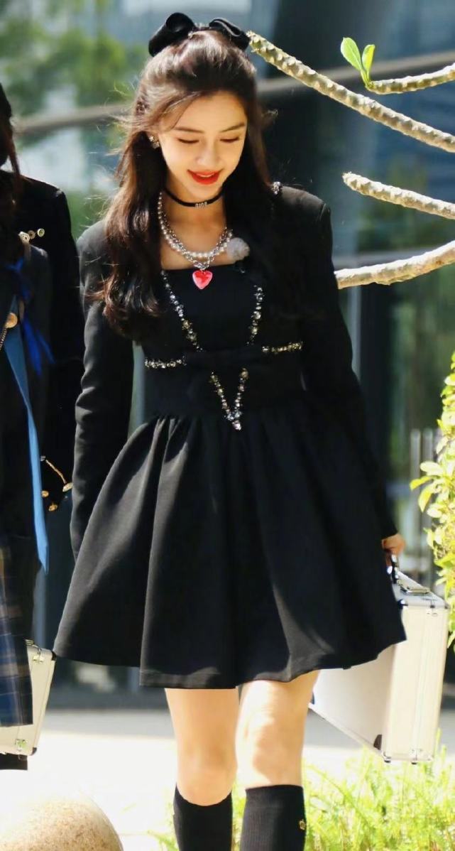 Huỳnh Hiểu Minh cũng được cho là đeo vòng cổ thể hiện tình cảm với Angelababy.