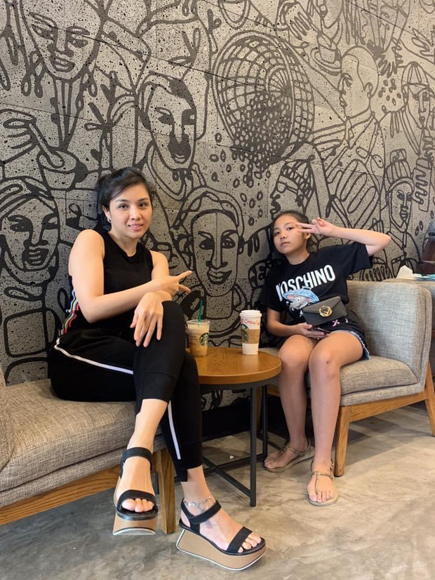 Con gái lớn của Ái Vân được diện áo hiệu và đưa đi chơi thường xuyên