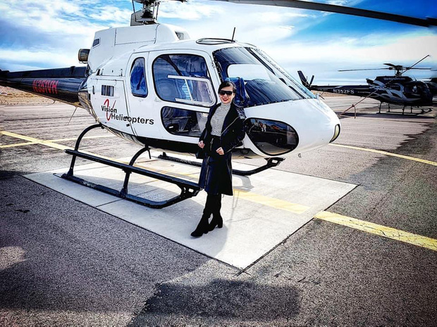 Ái Vân còn khoe ảnh tạo dáng bên trực thăng, sang chảnh như ai. Có công việc ổn định nên Ái Vân thường dành thời gian đi du lịch và tận hưởng cuộc sống vui vẻ