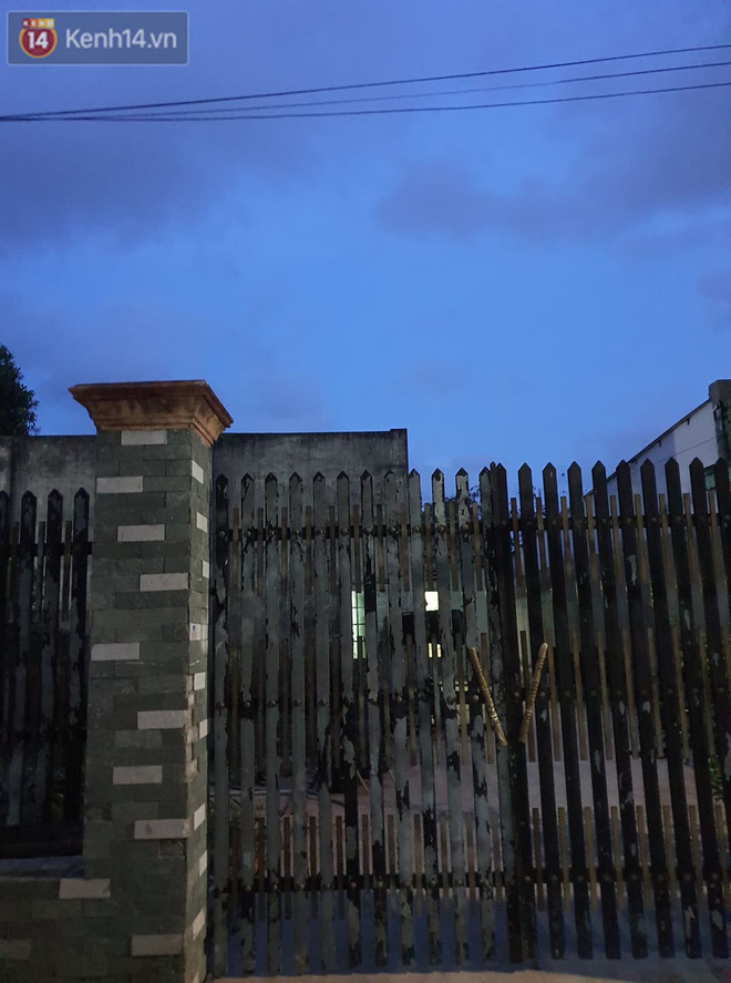 Bên trong ngôi nhà của đối tượng Dũng vẫn sáng đèn nhưng cửa khóa kín, không có ai ra ngoài