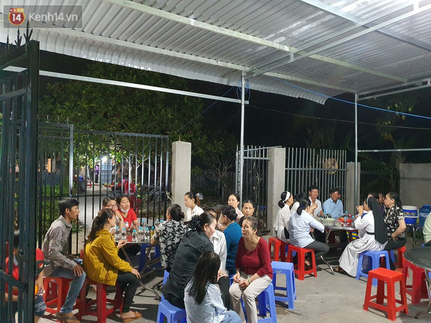 Rất đông người dân đến thăm hỏi, chia buồn cùng gia đình bé N.