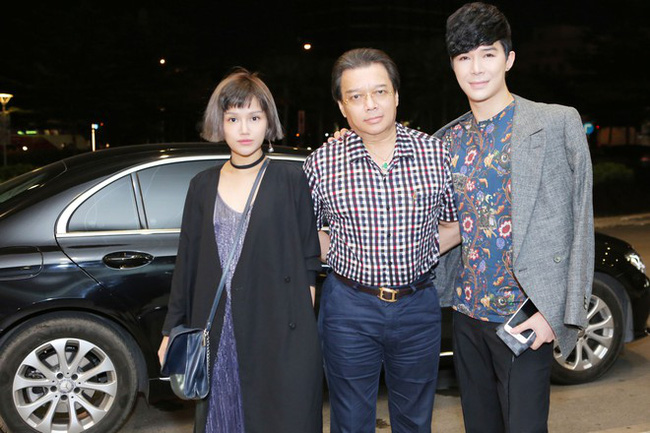 Em gái xinh đẹp của Nathan Lee xuất hiện bên bố và anh trai.