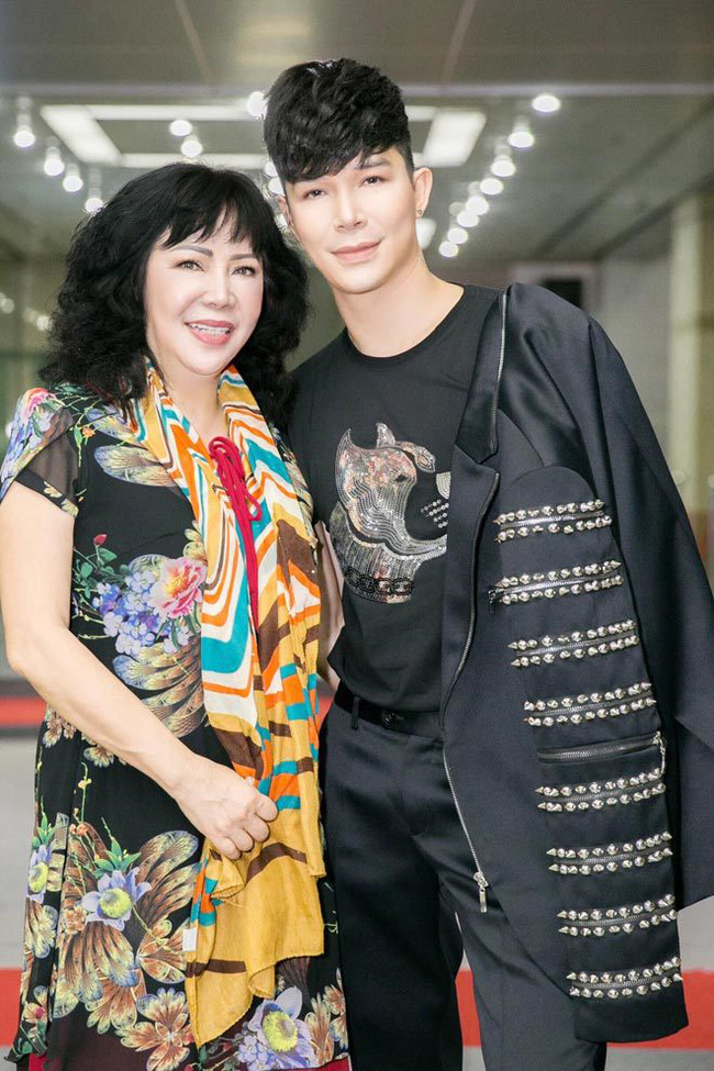 Mẹ của Nathan Lee là Giáo sư ở trường kinh doanh nổi tiếng thế giới.