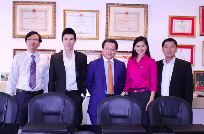 Nathan Lee chụp ảnh cùng bố (đứng giữa) và bố mẹ chồng Hà Tăng.