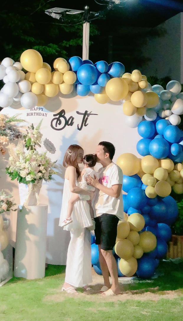 Trước đó, cả gia đình nam danh hài đã có 1 buổi tiệc sinh nhật ấm cúng