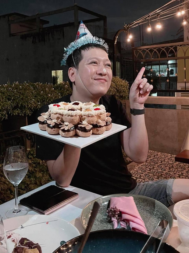 Nam danh hài còn nhí nhố tạo dáng bên những người bạn, đàn em rất thân thiết trong showbiz Việt