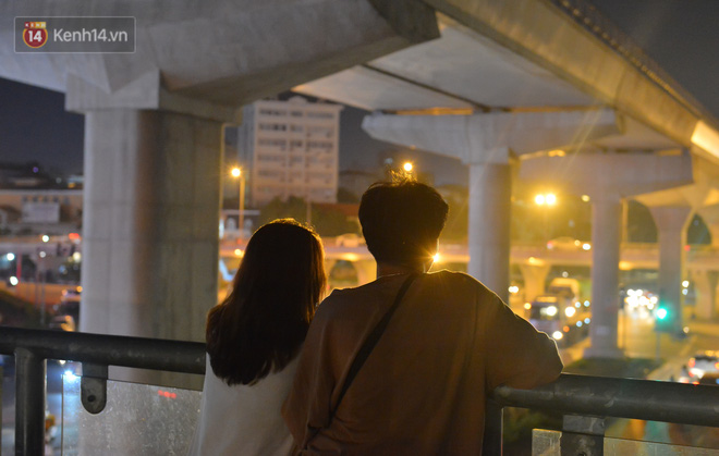 Không chỉ tụ tập ăn uống, đây còn là nơi các bạn trẻ dắt chó đi dạo, hẹn hò...