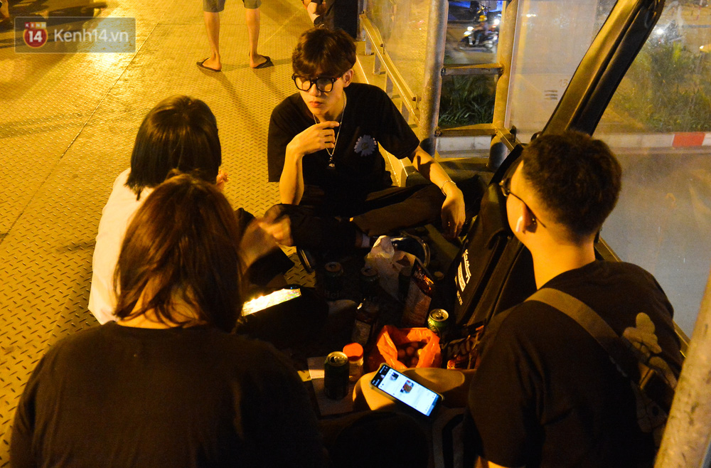 Theo lực lượng chức năng, các cầu bộ hành đa số nằm ở vị trí đẹp, gần các trường đại học. Bên cạnh đó, đứng trên cầu có view đẹp, có thể ckeck-in nên nhiều người chọn nơi đây làm chỗ tụ tập hàng ngày. Sau những buổi tụ tập, rác thải lại tràn lan trên cầu khiến người dân địa phương cảm thấy khó chịu