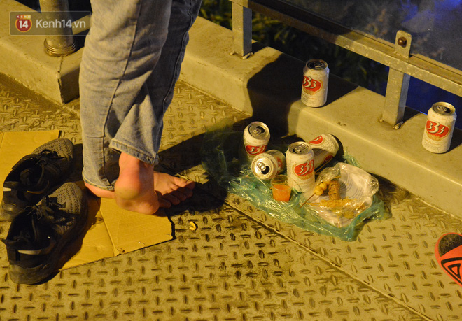 Nhiều bạn trẻ mang bia, đồ ăn lên cầu tụ tập ăn uống