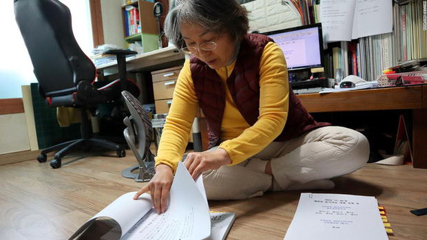 Bà Lee Na Geum bên đống giấy tờ chuẩn bị tìm lại công lý cho con trai