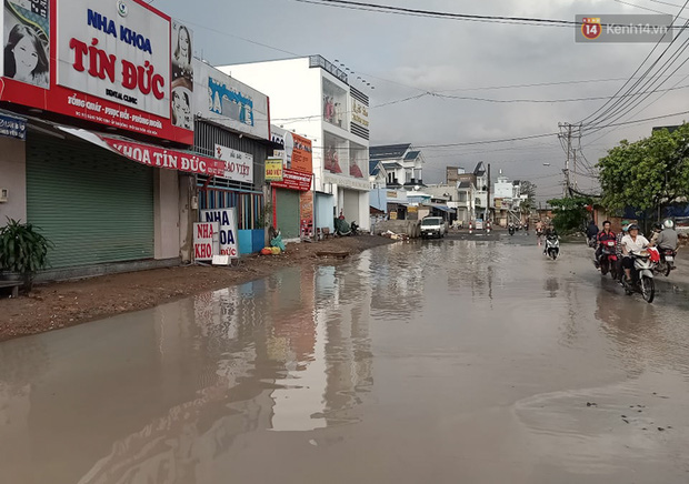 Khi trời nắng thì bụi mù mịt, còn khi trời mưa thì nước đọng thành ao khiến người dân mệt mỏi vì buôn bán ế ẩm