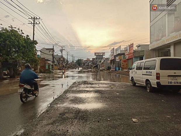 Thi công nham nhở khiến người dân gặp nhiều khó khăn khi đi lại, kinh doanh