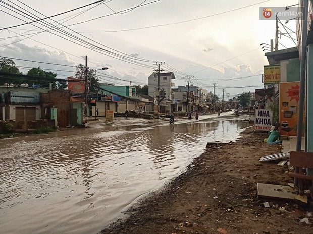 Mỗi lần mưa thì một đoạn đường lại biến thành vũng nước, lầy lội