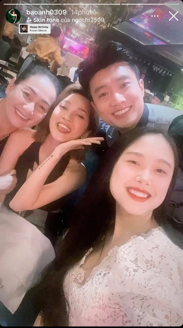 Bảo Anh có mặt trong tiệc sinh nhật thân mật của Quốc Trường, cô ngồi cạnh mẹ ruột của nam diễn viên