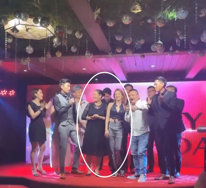 Bảo Anh và gia đình Quốc Trường luôn đứng cạnh nhau. Dường như nữ ca sĩ rất được lòng mẹ Quốc Trường