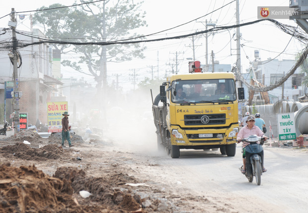 Mỗi lần xe ben chạy trên đường này thì bụi bay mù mịt, người đi xe máy phía sau không nhìn thấy rõ