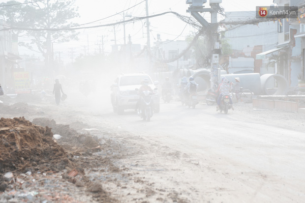 Bụi mù trời trên đường khiến người dân gặp khó khăn khi di chuyển