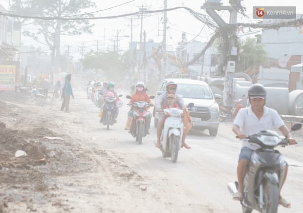 Con đường bụi bay mù trời mỗi khi ô tô chạy qua