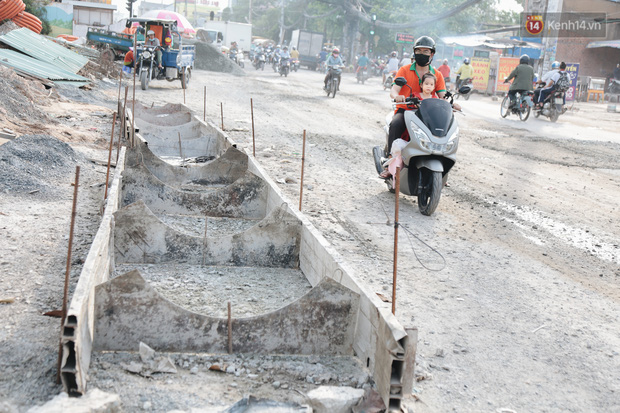 Công trình thi công nhưng không rào chắn, sắt thép còn lộ thiên gây bất an cho người đi đường