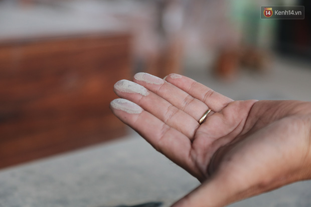 Chỉ cần lấy tay quệt trên mặt bàn nhà người dân bên đường thì tay sẽ dính đầy bụi với lớp dày