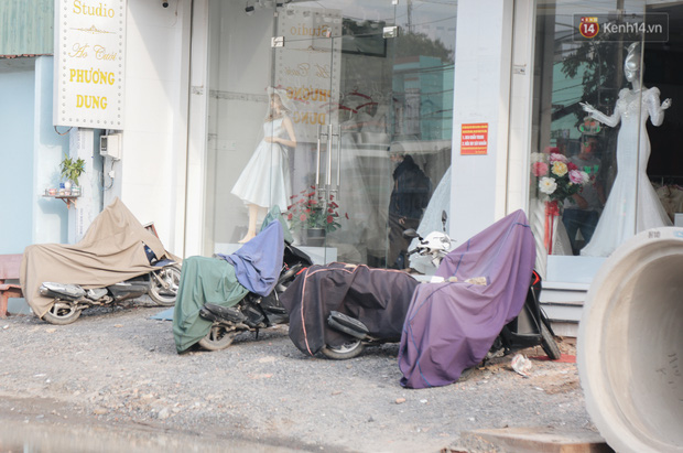 Xe máy để trước nhà phải dùng vải che lại tránh bụi bặm