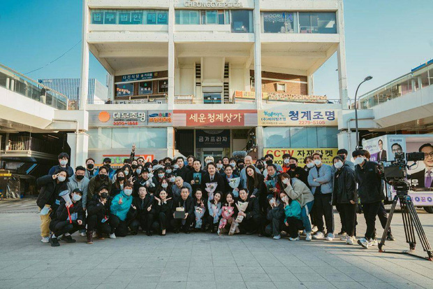 Chụp hình tập thể ở bối cảnh chính của phim