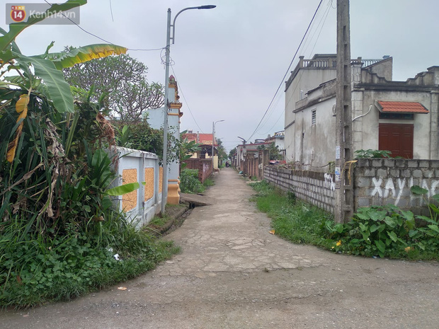 Con ngõ nhỏ dẫn vào nhà cháu T.