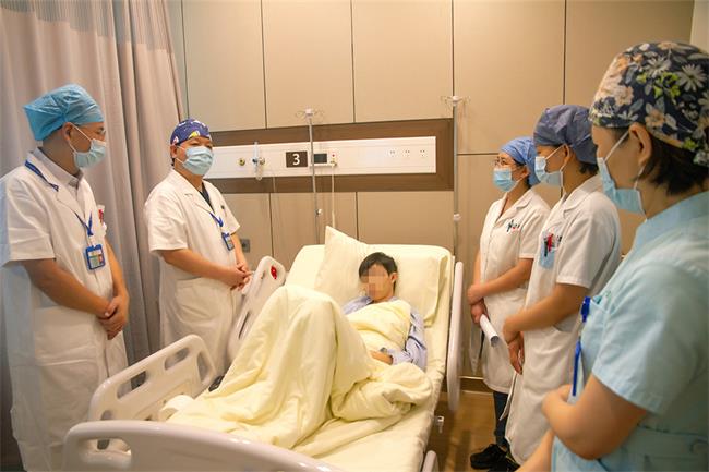 Bị hóc xương cá nhưng không xử lý đúng cách, chàng trai nhập viện trong tình trạng nặng. (Ảnh minh họa)